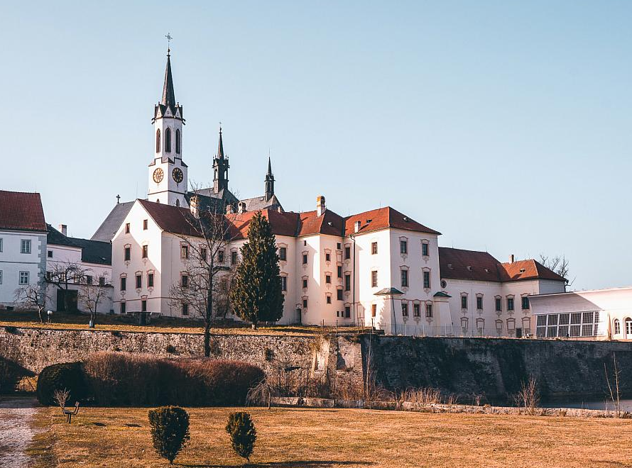https://www.taxisluzbaceskykrumlov.cz/